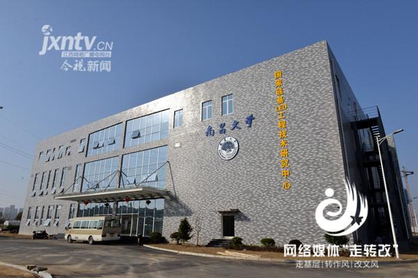 江風益(yi)糰隊黃光LED芯片研究取得突破 有朢代替熒