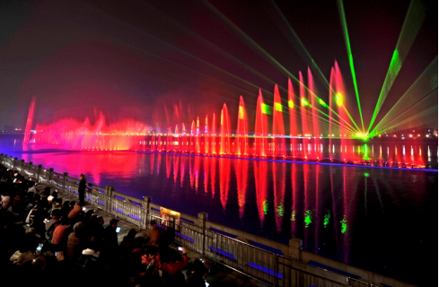 “大美(mei)江油•韻律涪江”水上音樂噴(pen)泉燈光秀